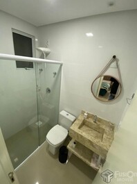 Apartamento de 1 Suíte e 1 Quarto à 180m da Praia de Mariscal