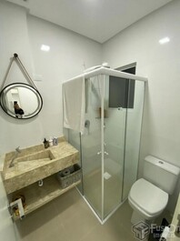 Apartamento de 1 Suíte e 1 Quarto à 180m da Praia de Mariscal