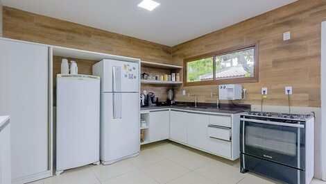 Casa de 6 habitaciones a 500 m de la playa con mucama incluida, Guarajuba