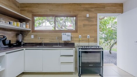 Casa de 6 habitaciones a 500 m de la playa con mucama incluida, Guarajuba