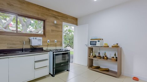 Casa de 6 habitaciones a 500 m de la playa con mucama incluida, Guarajuba