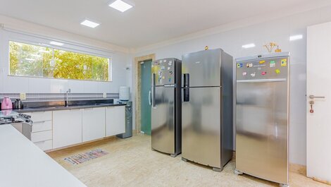 Excellent 5 Bedroom House 300m from the Beach