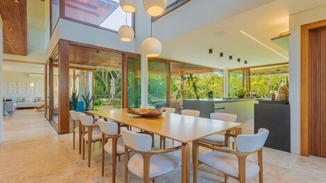 Casa de lujo con criada y cocinera