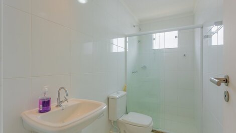 Excellent 5 Bedroom House 300m from the Beach