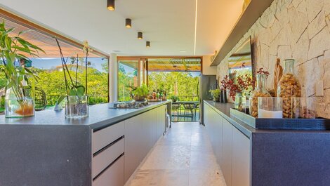 Casa de lujo con criada y cocinera