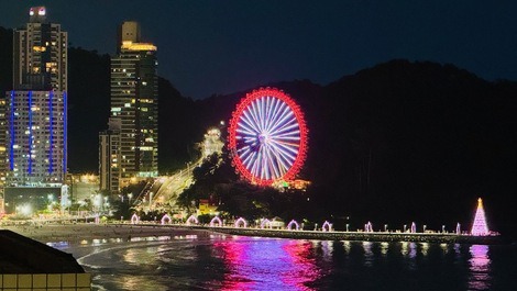 FRENTE MAR! CENTRO; 4 QUARTOS; 4 BANHEIROS; 3 AR; 1 VAGA; 10 PESSOAS