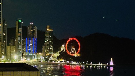 FRENTE MAR! CENTRO; 4 QUARTOS; 4 BANHEIROS; 3 AR; 1 VAGA; 10 PESSOAS