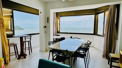 FRENTE MAR! CENTRO; 4 QUARTOS; 4 BANHEIROS; 3 AR; 1 VAGA; 10 PESSOAS