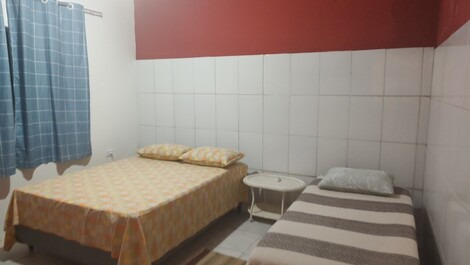 Quarto com cama casal e solteiro