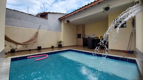 House with pool and beach right there (Suarão)