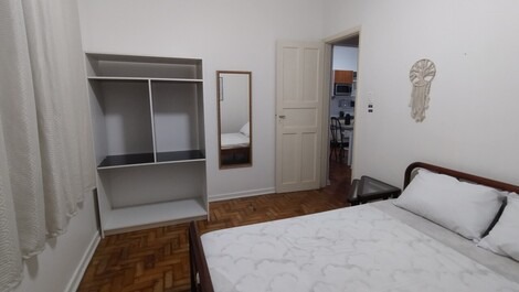 Dormitório para casal, janela com rede de proteção 