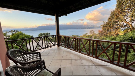 Linda casa com vista espetacular para o mar