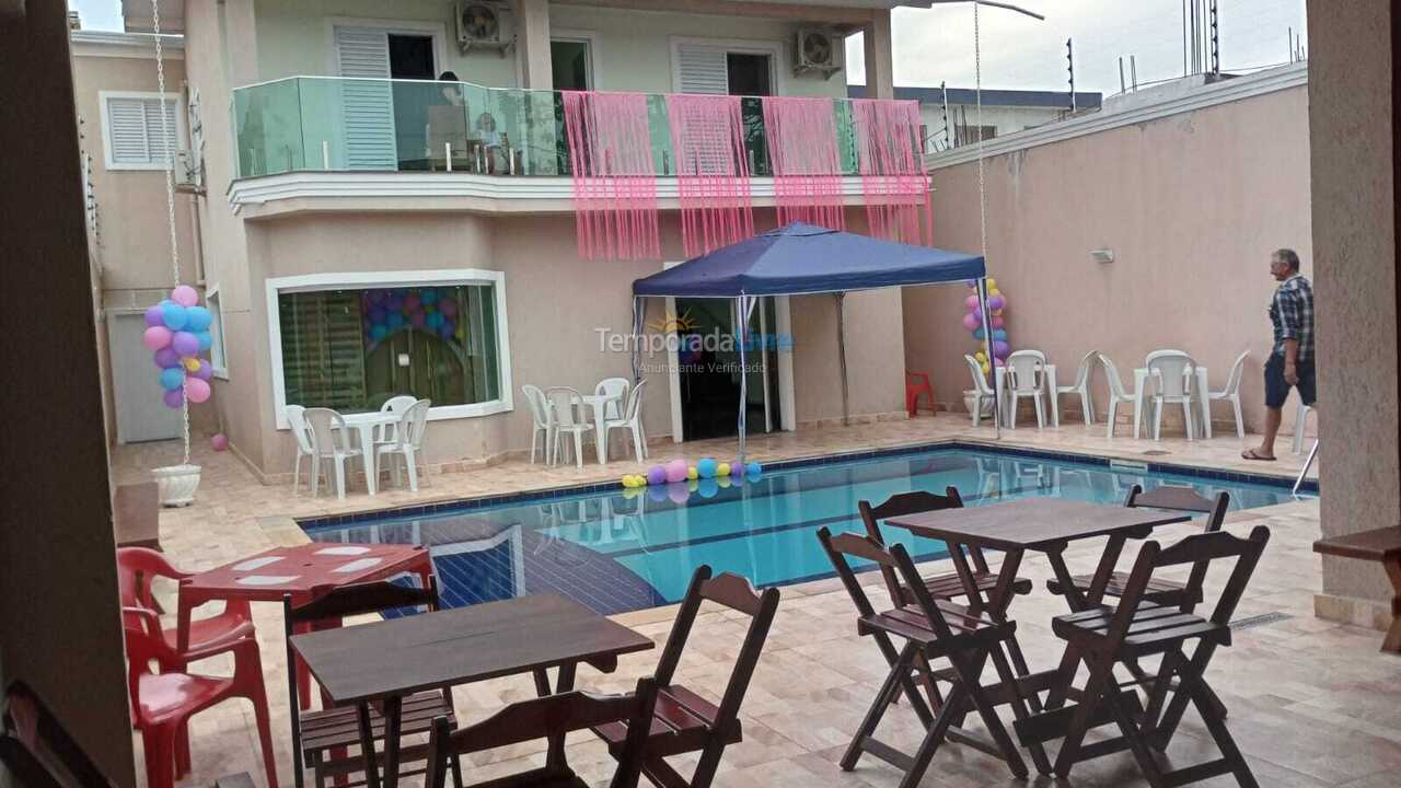 Casa para aluguel de temporada em Guarujá (Jardim Virgínia)