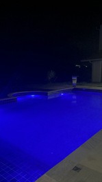 Piscina iluminada