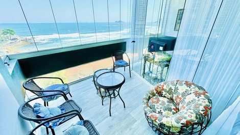 Apartamento na Praia das Pitangueiras Frente Total Mar 8 pessoas Wi-Fi