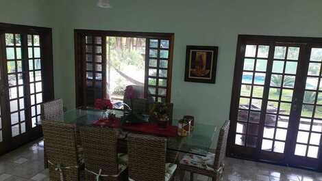 CASA NA PRAIA AOS PÉS DAS MONTANHAS EM EXCELENTE CONDOMÍNIO