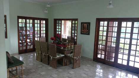 CASA NA PRAIA AOS PÉS DAS MONTANHAS EM EXCELENTE CONDOMÍNIO