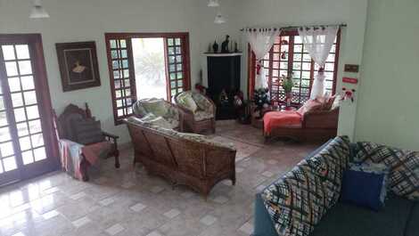 CASA NA PRAIA AOS PÉS DAS MONTANHAS EM EXCELENTE CONDOMÍNIO