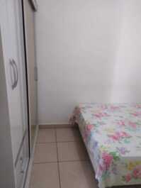 Quarto de casal com roupas de cama