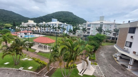 EXCELENTE APARTAMENTO COM PISCINA CONDOMINIO FRENTE O MAR NOS INGLESES