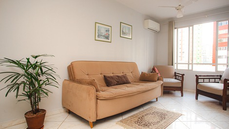 Ajuste espacioso y central para la temporada.