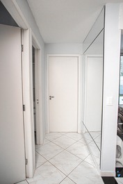 Ajuste espacioso y central para la temporada.