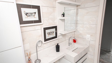 Ajuste espacioso y central para la temporada.