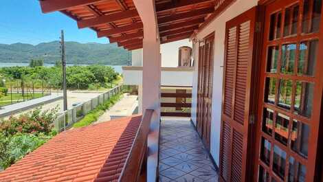 Sacada com vista do mar. 