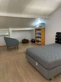 SOBRADO COMPLETO EM CONDOMÍNIO FECHADO A 100M DA PRAIA!