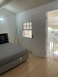 SOBRADO COMPLETO EM CONDOMÍNIO FECHADO A 100M DA PRAIA!