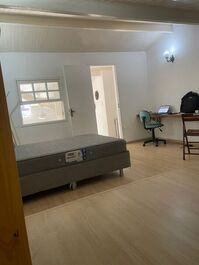 SOBRADO COMPLETO EM CONDOMÍNIO FECHADO A 100M DA PRAIA!