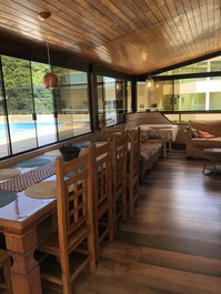 Mesa para 10 pessoas na area de lazer junto à piscina e churrasqueira 