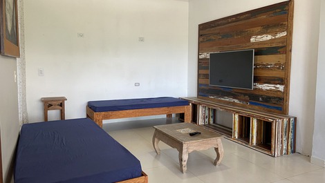 Casa con piscina, billar, aire acondicionado y vistas a la playa.