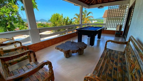 Casa con piscina, billar, aire acondicionado y vistas a la playa.