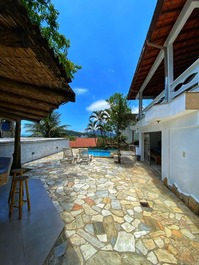 Casa con piscina, billar, aire acondicionado y vistas a la playa.