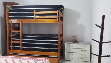 Quarto cama de casal triliche e colchões sobressalentes