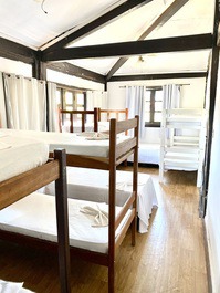 Casa de 11 habitaciones, 9 suites con piscina a 800m de la playa.