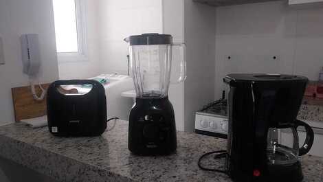 Sanduicheira, liquidificador e cafeteira elétrica. 