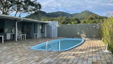Piscina com churrasqueira