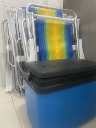 Cooler mais cadeiras de praia 