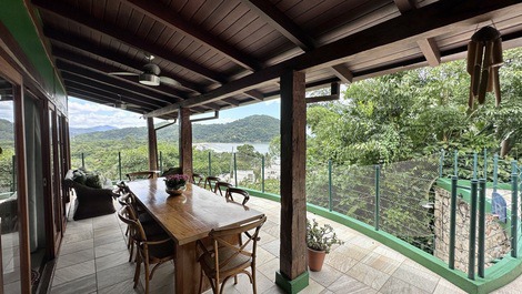 Casa disponível para locação de carnaval com vista para o mar.