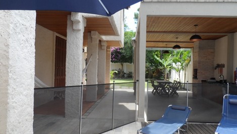 Grade de segurança para área da piscina que pode fornecer segurança para seu pet ou criança.