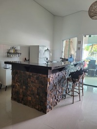 Balcão na cozinha conjugado com a sala e janela pará área gourmet