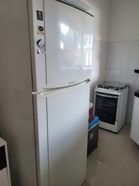 Geladeira,fogão e micro-ondas, talheres,panelas,pratos toda equipada