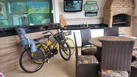 Área gourmet com churrasqueira,pia,mesa de seis lugares,sofá,frigobar, 3 bicicletas a disposição 