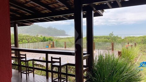 Casa p/ até 20 pessoas com 6 suítes a beira mar na Praia da Ferrugem