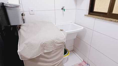 Área de serviço com maquina de lavar