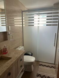 120D FRENTE MAR 2 SACADAS 2 SUITES +2 DORMITÓRIOS C CHURRASQUEIRA