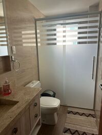 120D FRENTE MAR 2 SACADAS 2 SUITES +2 DORMITÓRIOS C CHURRASQUEIRA