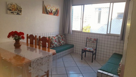 Sala de estar conjugada com sala de jantar com ventilador de teto, redes de proteção nas janelas, wifi e smartv 24".